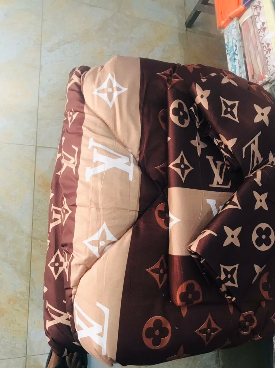 Bedding set : comforter, sheet, 2 pillowcases