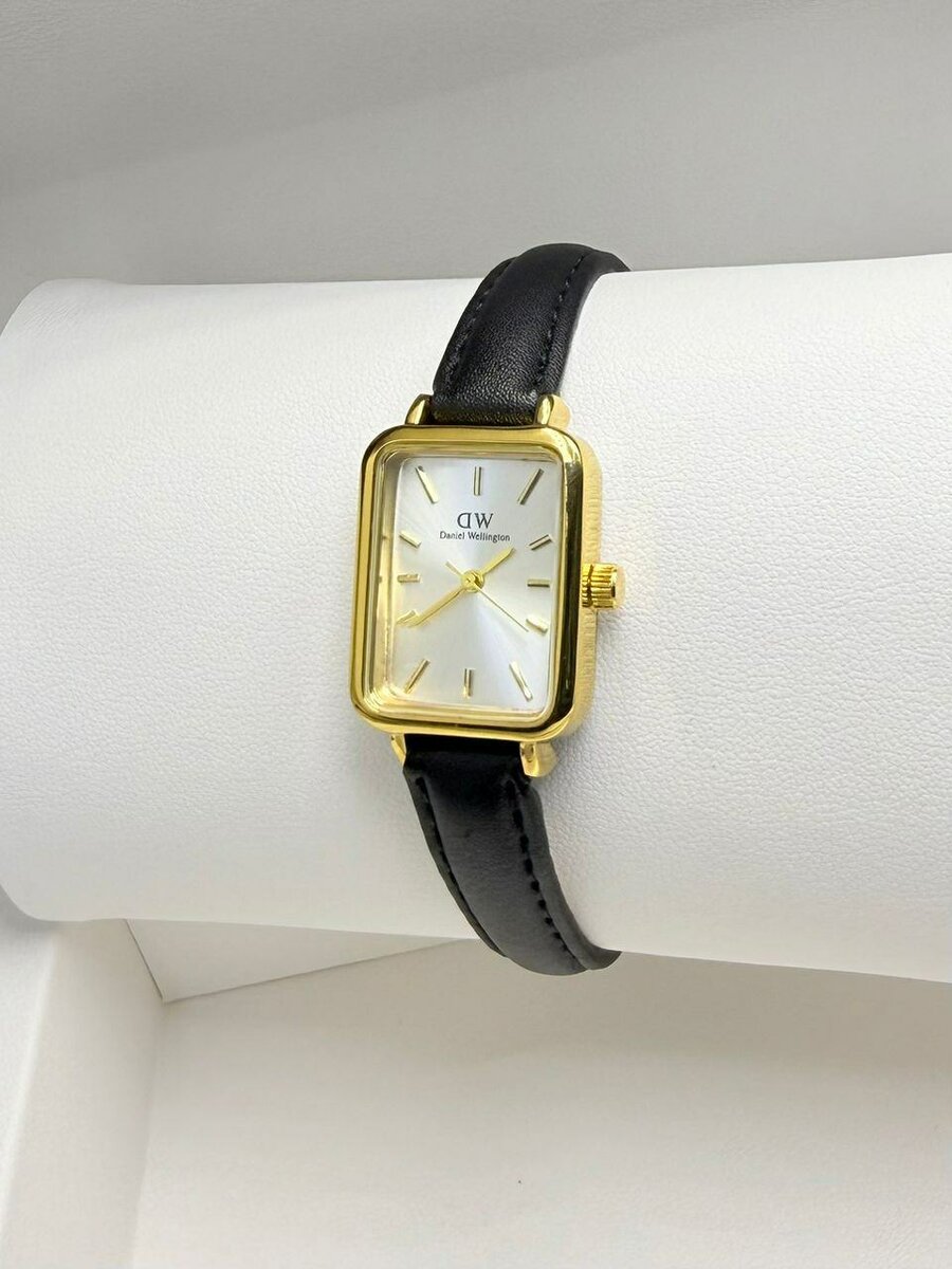 Montre femme carré dorée