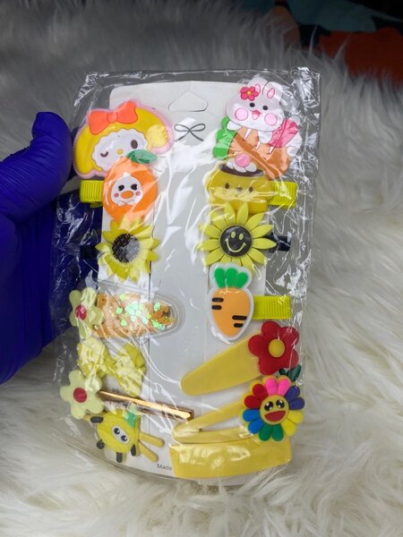 Girls hair clips (70gh for the whole set)