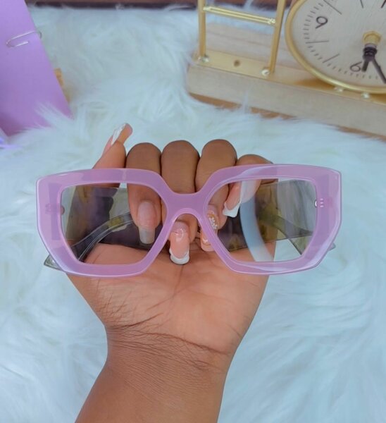 Lunettes de soleil violettes tendance