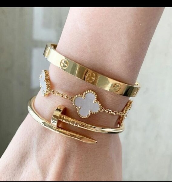 Le trio de bracelets or plaqué