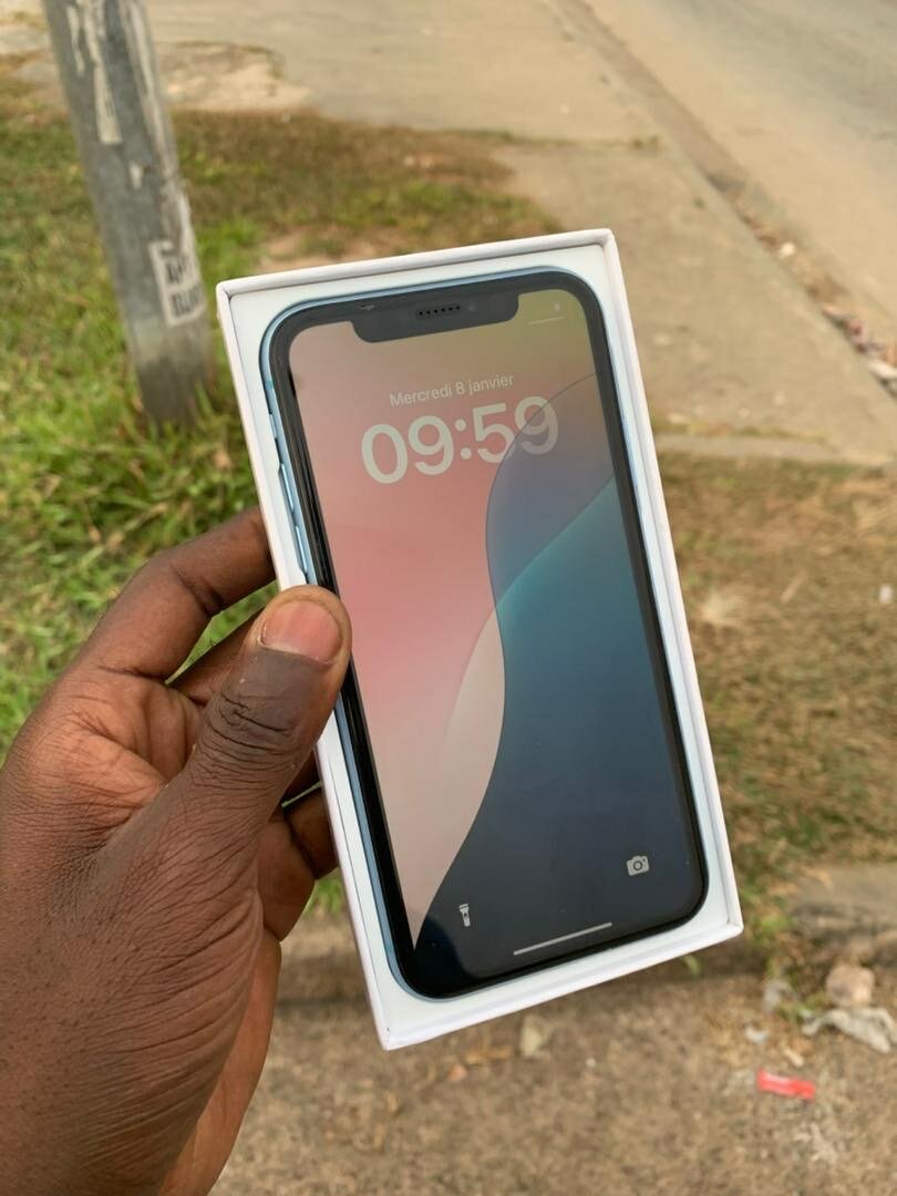 iPhone XR 64giga casineuf avec son carton