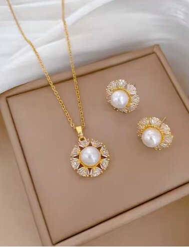 Boucles doreilles et chaînes