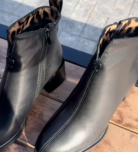 Эти стильные сапоги сочетают элегантный дизайн с современным комфортом, идеально подходя для прохладного сезона. Изготовленные из высококачественной кожи, они подчеркнут стиль и добавят уверенности каждой походке 😍☑️