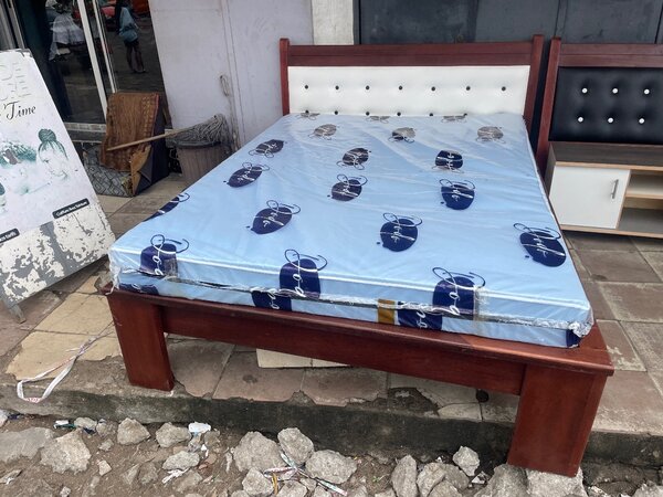 Lit en bois avec matelas