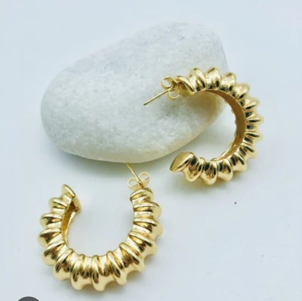 Boucles d'oreilles dorées élégantes