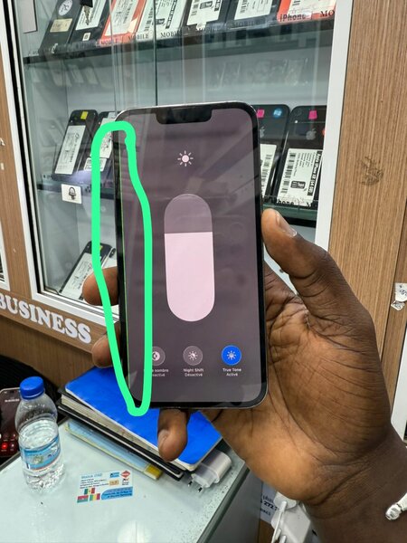 13 pro juste trait à côté