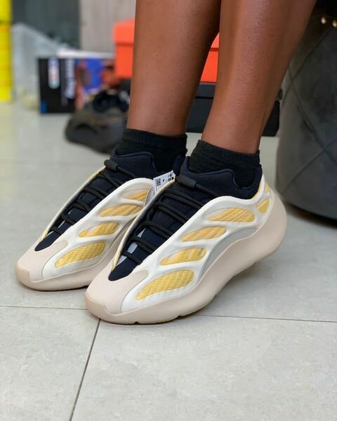 Yeezy 700-V3 sneaker 
