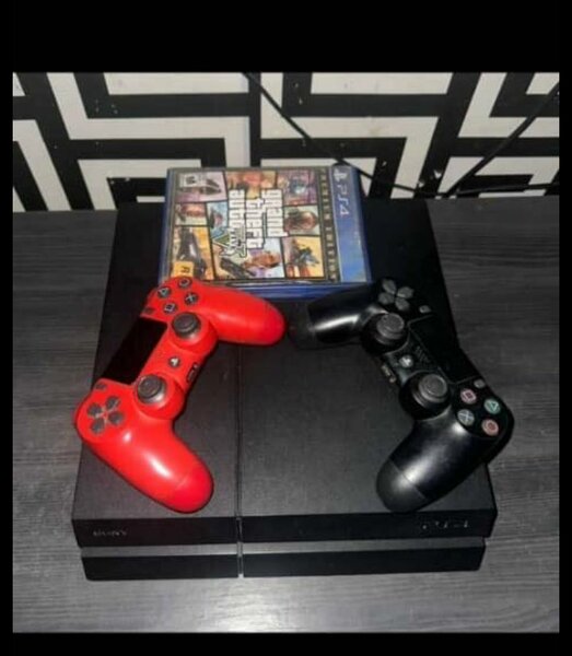 Console PS4 avec manettes