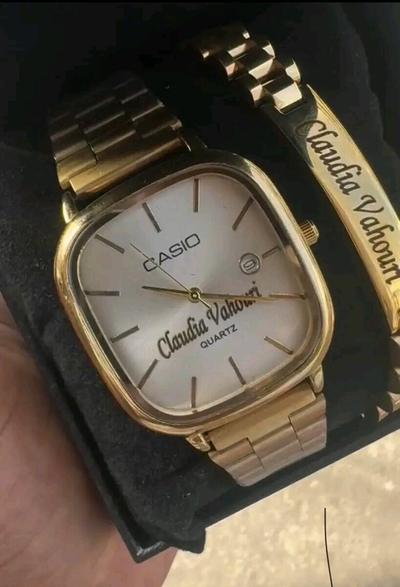 Montre-bracelet dorée élégante