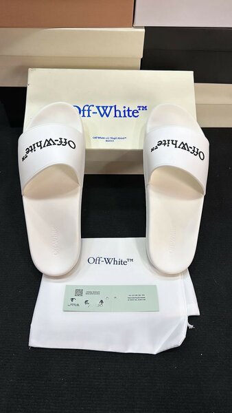 Claquettes de marques tendance