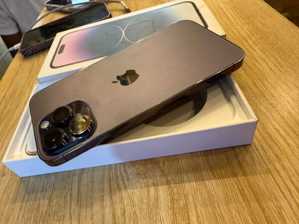 iPhone 14pro max 128giga quasi neuf propre avec son carton