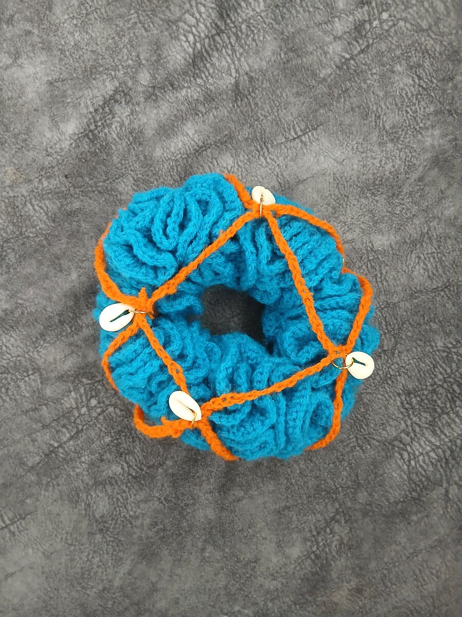 Chouchou tricoté avec coquillages