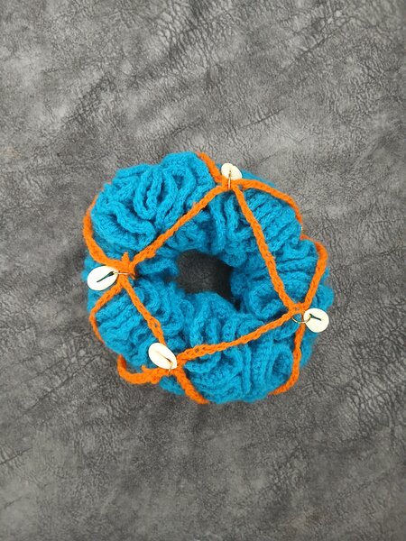 Chouchou tricoté avec coquillages