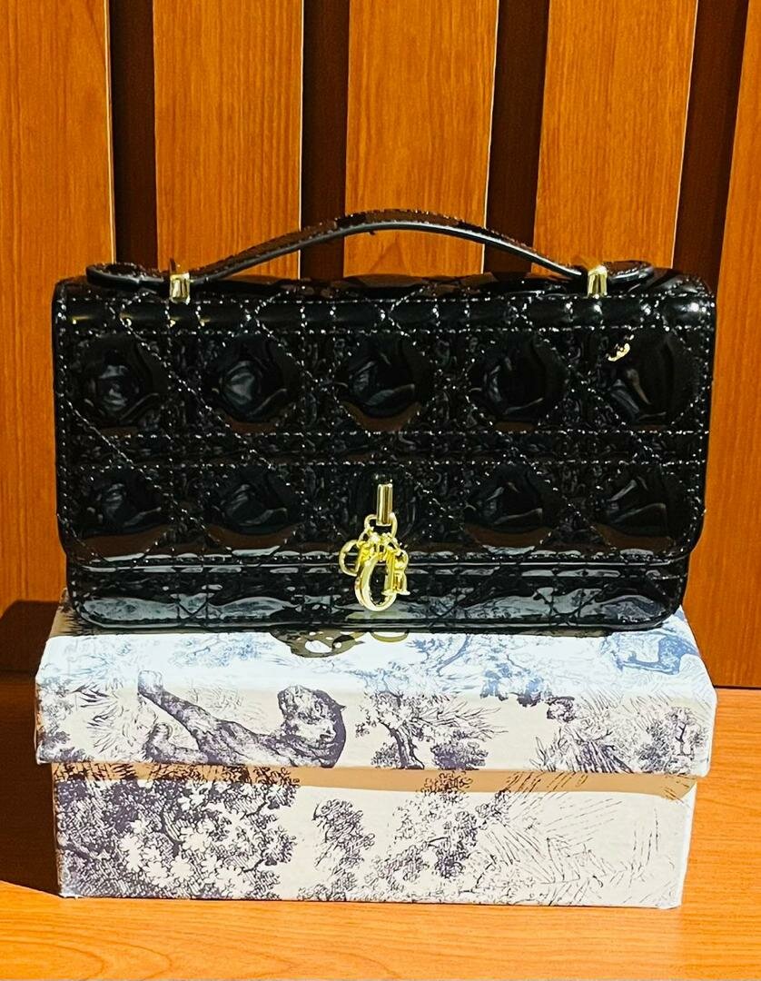 Sac à main verni élégant