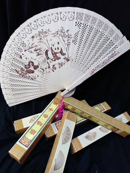 Éventail en bois décoratif panda