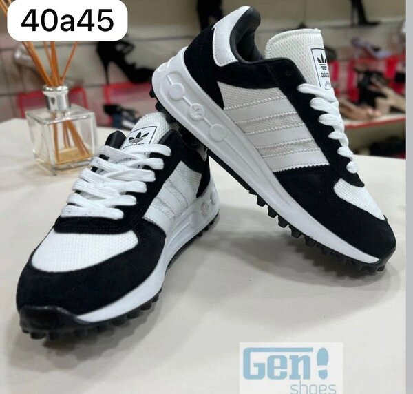 Chaussures Adidas noires et blanches pour homme
