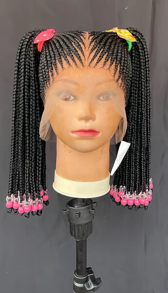 Perruque avec tresses et accessoires colorés