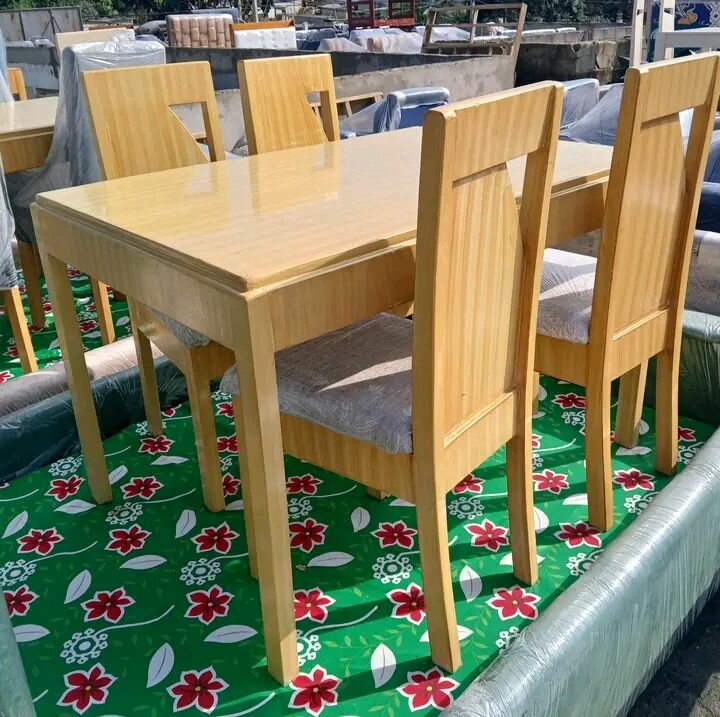 Table et chaises en bois