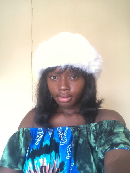 Chapeau en fausse fourrure rose