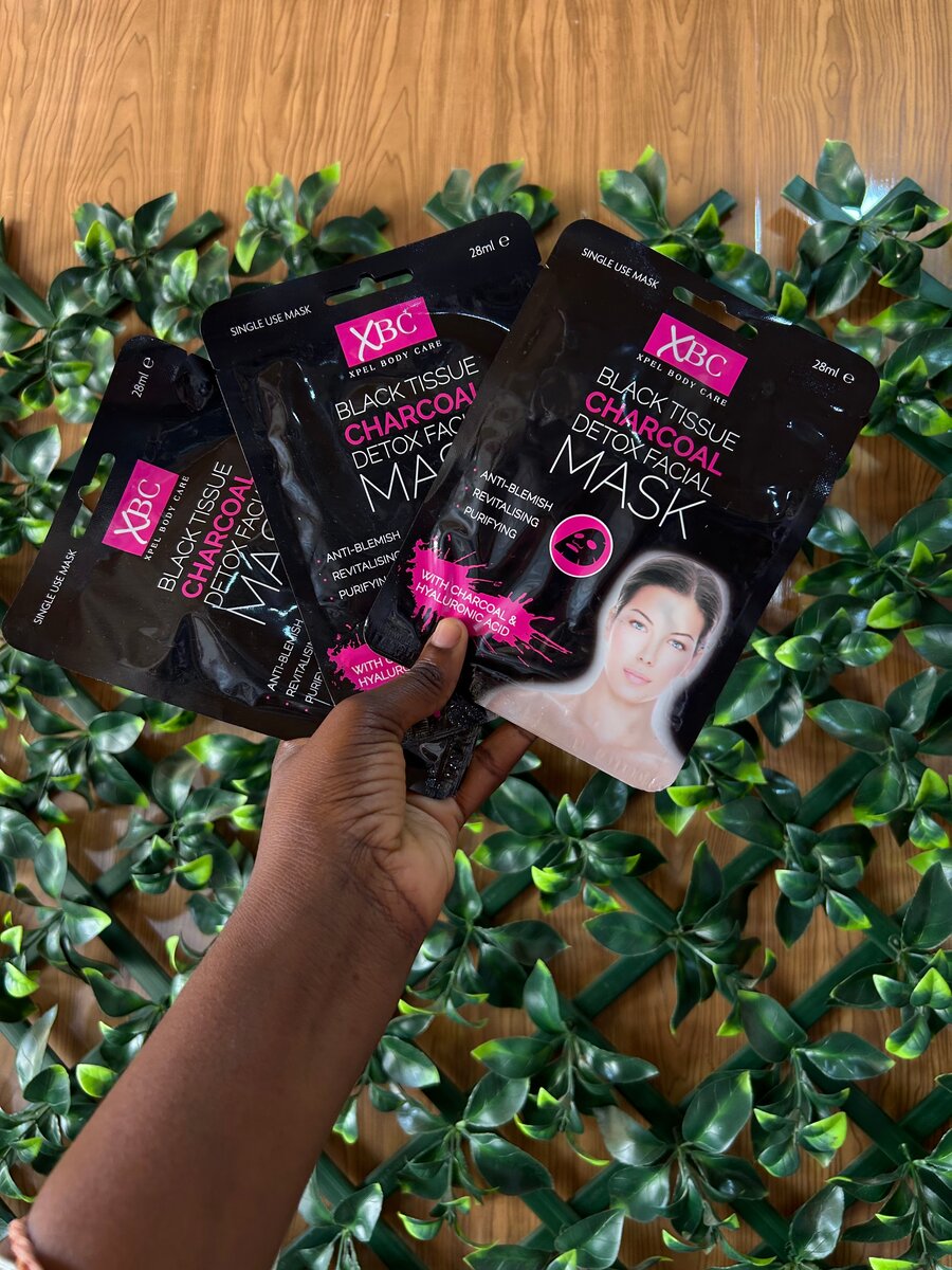 Black tissu charcoal detox