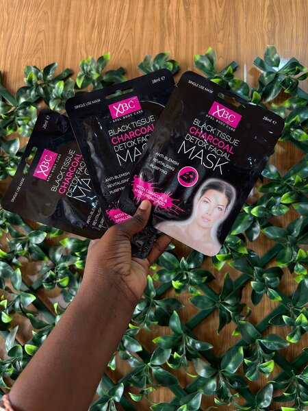 Black tissu charcoal detox