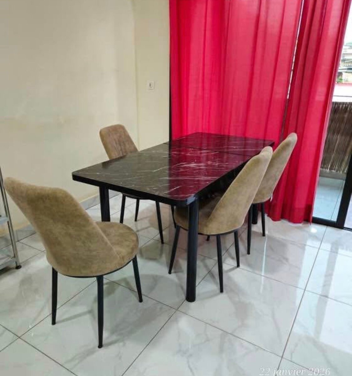 Table et chaises design pour salle à manger