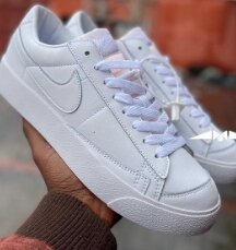 Nike sneakers white