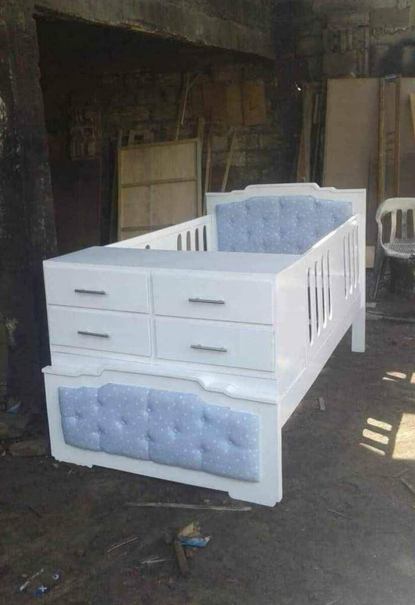 Lit bébé avec commode intégré