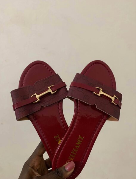 Sandales rouges élégantes