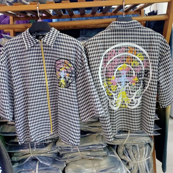 Chemise graphique unisexe à manches courtes