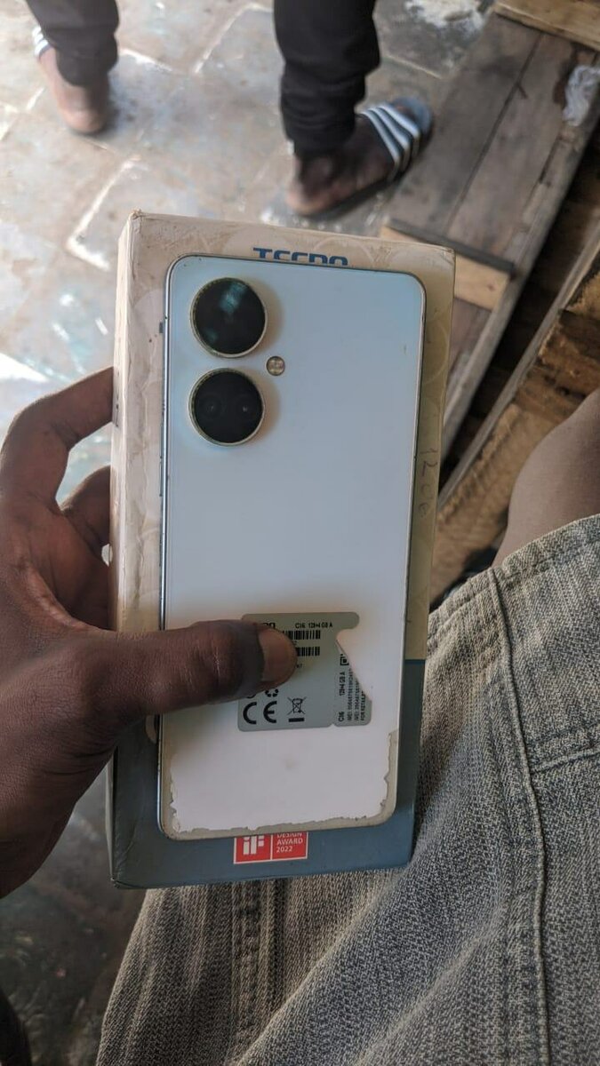 Tecno camon 19 128 giga ram 4 avec le carto