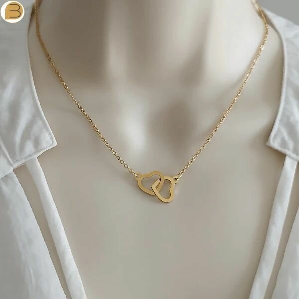 Collier en forme de deux coeurs entrelacés