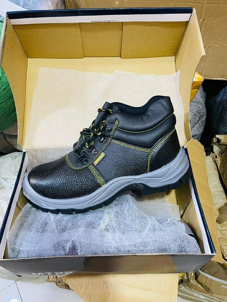 Steel toe safety boots