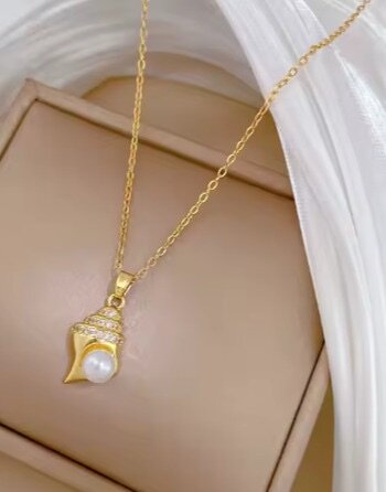 Colliers élégants dorés