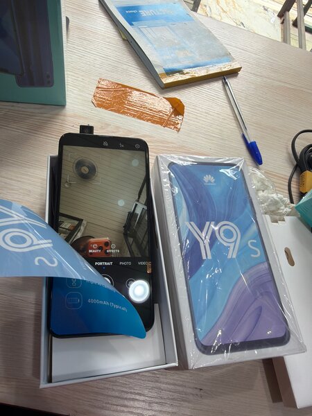 Huawei Y9s.