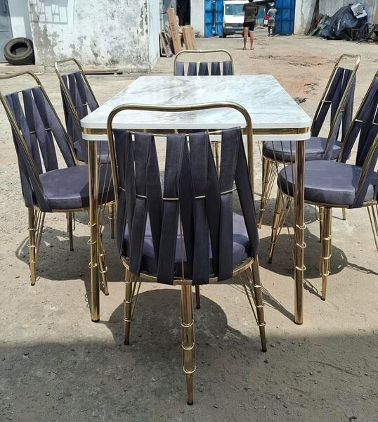 Table à manger 6 place disponible