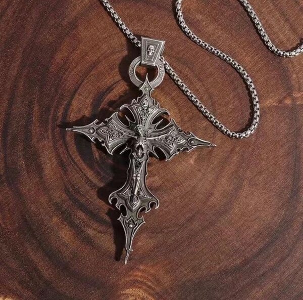 Collier Pendentif Croix Gothique