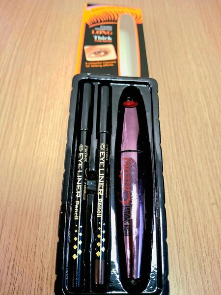 Mascara noir effet longs cils