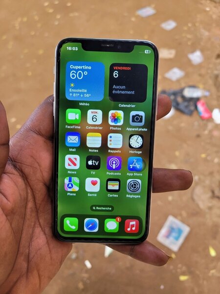 iPhone avec écran lumineux