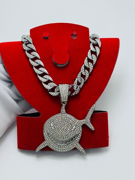 Collier requin strassé tendance