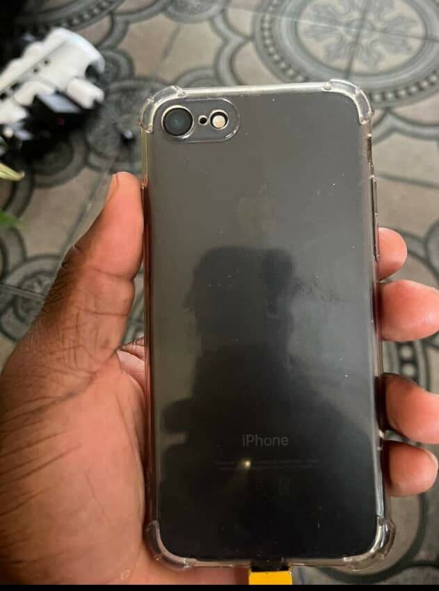 iPhone SE avec coque transparente