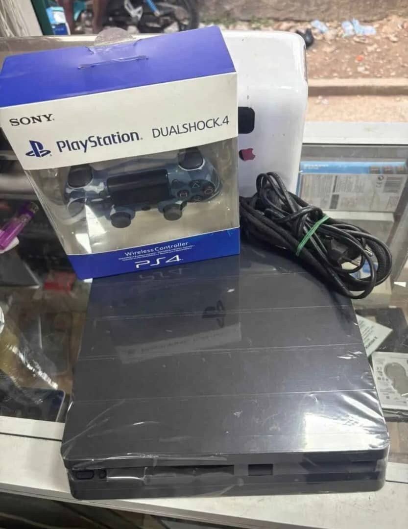 Sony PS4 avec manette DualShock 4