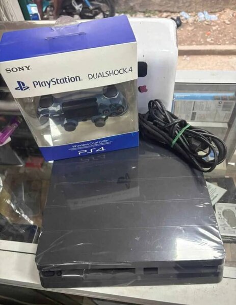 Sony PS4 avec manette DualShock 4