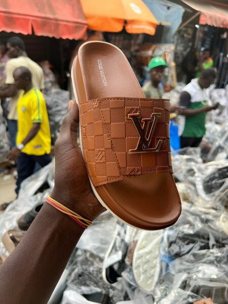 Tongs de luxe marron homme