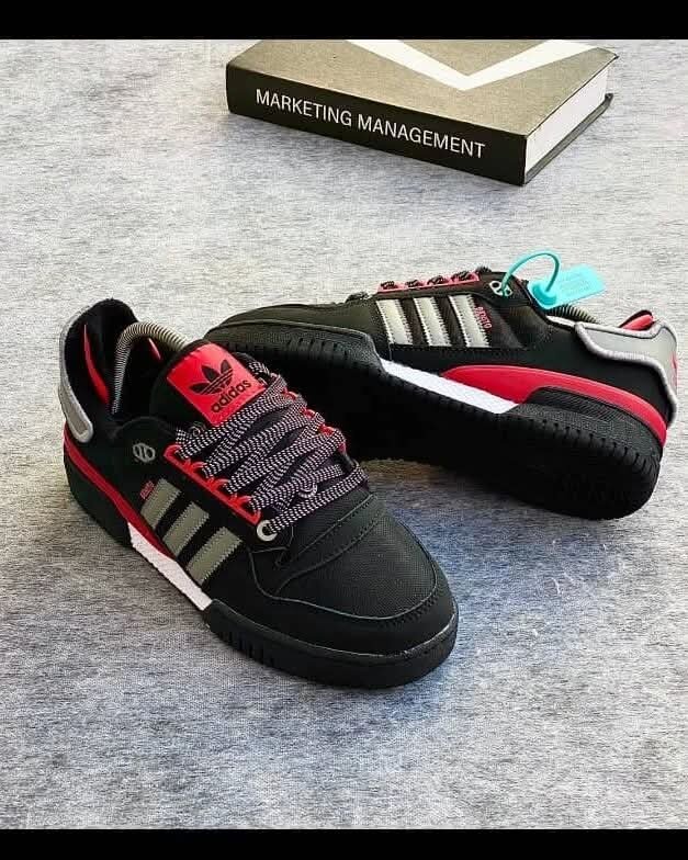 Adidas Sneakers Noires et Rouges