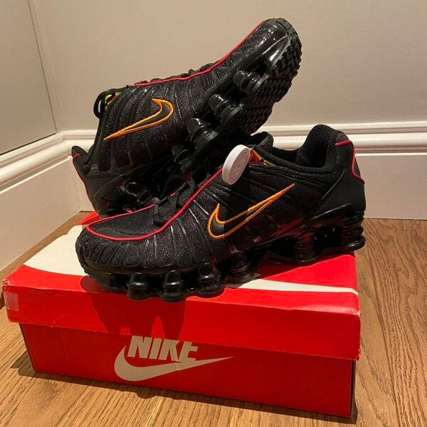 Nike shox noire Magma orange