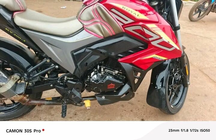 Moto rouge et gris - Sportive et élégante