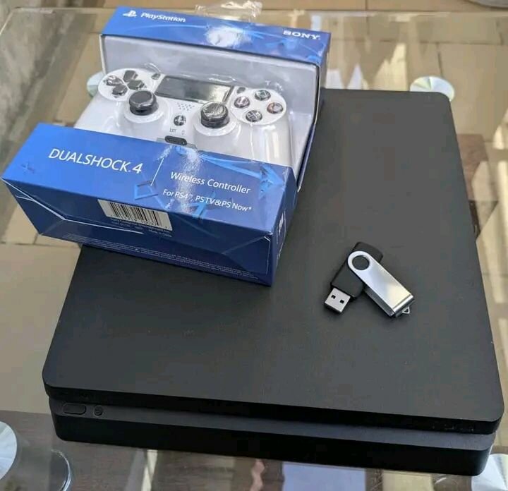 Console PS4 Slim avec Accessoires