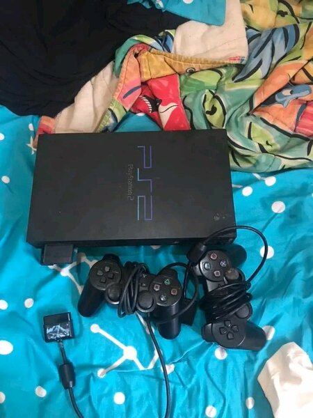 Console PS2 avec manettes